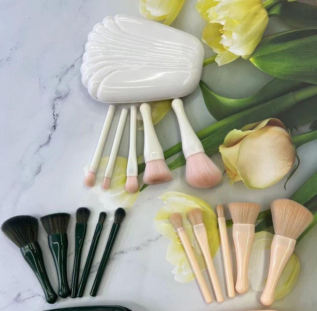 Shell Makeup Brush Set With Mirror, Eyeshadow Highlighter Foundation Brush Beauty Tool, Portable Shell Shaped Mirror Case  Brush Set, Convenient Small Portable Makeup Tool for Travel, Cosmetic Brushes Kit with Mirror Case Shell Makeup Brush Set With Mirror, Eyeshadow Highlighter Foundation Brush Beauty Tool, Portable Shell Shaped Mirror Case  Brush Set, Convenient Small Portable Makeup Tool for Travel, Cosmetic Brushes Kit with Mirror Case